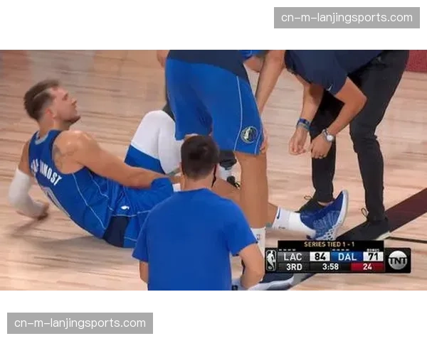 东契奇踩空崴脚虚惊一场 骑士主场设计隐患再成焦点